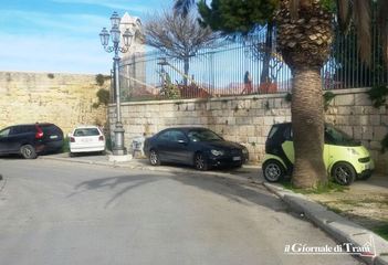 Le auto sul marciapiede, i pedoni per strada: succede a Trani, soprattutto lì