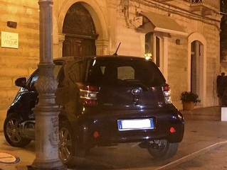 All'Impero Checco Zalone, fuori «che cozzalone!»: Trani e le nuove follie automobilistiche del sabato notte