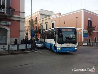 Impegnano corsie diverse per svoltare entrambi a destra: «sportellata» nel pieno centro di Trani fra bus ed utilitaria