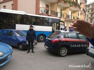 Trani, va in scena l'incidente più sfortunato di tutti: utilitaria contro auto dei carabinieri. Spavento per il giovane e molti disagi