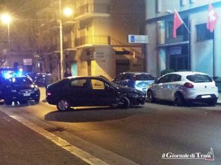 Perde il controllo davanti all'Hotel Trani e carambola su due auto in sosta: illeso