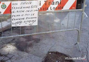 A Trani, circondare le buche costa quasi quanto ripararle: 5mila euro per un mese di transennamenti