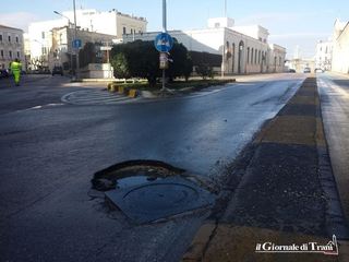 Buca troppo profonda: chiusa momentaneamente al traffico una porzione di carreggiata sul lungomare di Trani