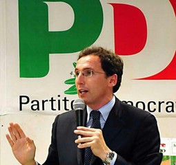 Spina nel Pd, a Bisceglie insorge Boccia: «È degenerazione politica». E Corrado si mostra con sfondo rosso