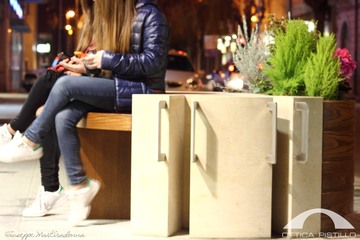 Nuovi arredi urbani a Trani: Ottica Pistillo dona panchina al Comune. Tra le funzioni, anche il wifi