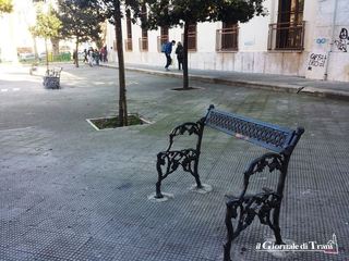 A Trani anche una «banda delle panchine»: arredi distrutti nelle piazze D'Agostino e Nassiriya