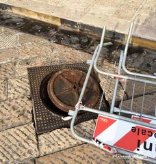 Strade di Trani e pericoli: in piazza Longobardi, da un mese, tombino e transenne nell'oblio
