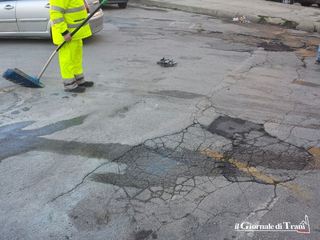 Trani, esplode il vano motore di un'auto. Nessun ferito, solo tanta paura