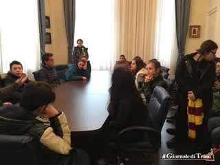 Il Comune di Trani apre le porte alle scolaresche: gli studenti della Bovio-Palumbo e le loro richieste all'assessore Ciliento