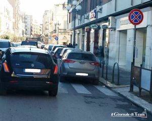 Dal parcheggio troppo facile al pesce venduto all'incrocio: Trani e sue domeniche «ordinarie»