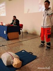 «Quei quattro minuti che possono salvare una vita». A Trani, il primo soccorso illustrato dal gruppo Schoolbat