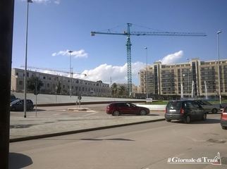 Caos all'uscita delle scuole di Trani, adesso si parcheggia in piena rotatoria: sfiorato l'incidente in via Istria