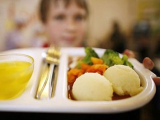 Punti ricarica per la refezione scolastica: per due volte non risponde nessuno, poi il Comune di Trani accoglie tre attività fuori tempo massimo. I nomi