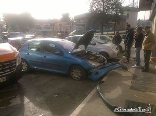 Mette in moto ed esplode il vano motore: gran spavento in largo Petrarca