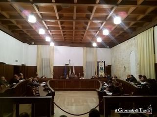 Trani, pagati i soli consigli comunali: la media pro capite è di 135 euro mensili