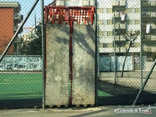 Via Gisotti, il campo è terra di nessuno: l'impresa ha terminato, ma il Comune di Trani non lo prende in consegna