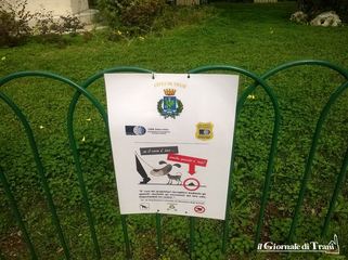 AGGIORNATO. Con i cani a Villa Bini, sulla spiaggia e davanti al Comune: la piaga deiezioni diventa oggetto di un manifesto per le vie di Trani