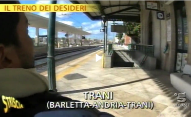 Adesso lo sanno proprio tutti: la stazione di Trani è inaccessibile. Il pezzo di Striscia che documenta tutte le barriere