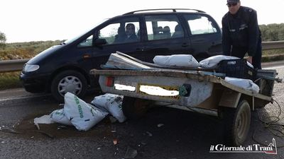 Tamponamento sulla Trani-Corato. Coinvolti vettura con carrello ed un autocarro