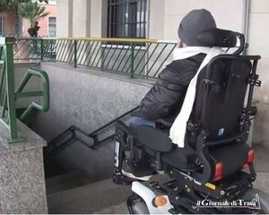 Stazione di Trani inaccessibile, ora c'è l'impegno di Rfi: «Marciapiedi innalzati e due ascensori entro il prossimo anno». Petizione web di Grande