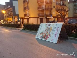 Dai volantini pubblicitari alla pubblicità che vola: un po' di vento e, a Trani, i totem diventano un pericolo