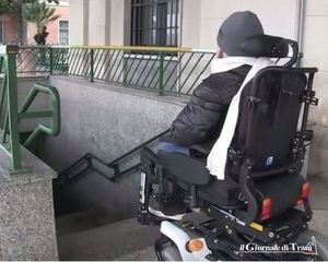 Stazione di Trani inaccessibile, Grande rilancia: «Rfi installi subito almeno un carrello elevatore»