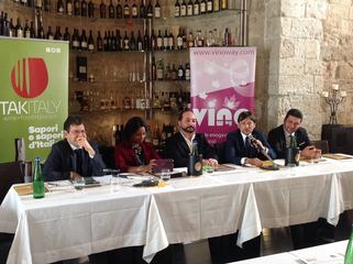 I rossi di mezza Puglia presentati a Trani: anche il senatore Stefàno ed i vertici regionali ospiti di Takeitaly