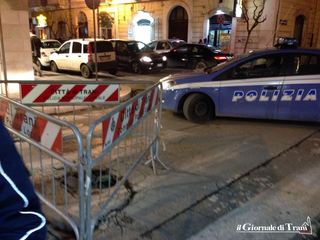 Trani, cede porzione di asfalto in via De Roggiero: strada chiusa in tempo prima che si aprisse una voragine