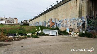 Periferie di Trani, l'«allarme primavera» comincia da via Gran Bretagna: erbacce e rifiuti, anticamera di ratti ed insetti