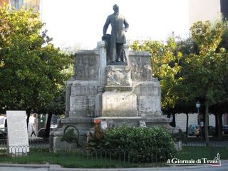 Dopo un secolo di vita, e decenni di degrado, si restaura il monumento a Bovio. Il Comune di Trani recepisce gli stimoli di Arsensum-Valente