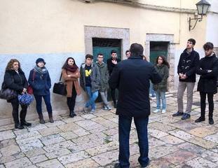 A scuola scocca l'ora della tutela della storia di Trani: gli studenti democratici a difesa della Torre dell'orologio