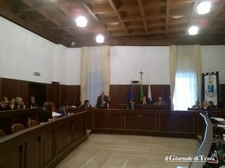 Debiti fuori bilancio, il consiglio comunale di Trani ne riconosce dieci su undici: nuovamente ritirato quello riguardante il supporto all'Ufficio tributi