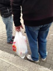 Famiglie nel disagio, in coda per gli alimenti distribuiti da Pro patria nella periferia nord di Trani