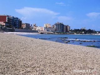 Spiagge di Trani, allo Scoglio di Frisio rimettetevi comodi: gara da 12.500 euro per riposizionarvi la ghiaia