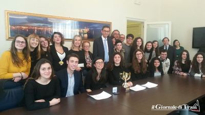 Premiati a palazzo di città i ragazzi del liceo «De Sanctis» di Trani che hanno fatto incetta di premi al festival «Thauma»