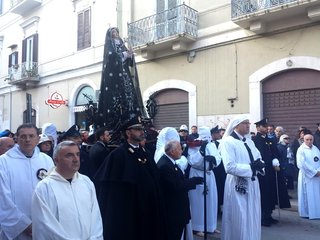 AGGIORNATO. Addolorata, in migliaia per chiese e strade di Trani. Amet non spegne le luci su Santa Teresa, Bottaro si sfoga. Fioccate multe e rimozioni