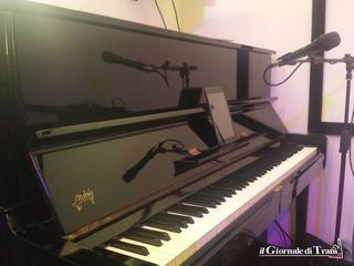 Al circolo Dino Risi anche un pianoforte: Larry Franco ne approfitta e delizia nuovamente il pubblico di Trani