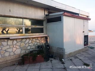 Il lungomare di Trani perde pezzi: ridotto ad un rudere il chiosco nei pressi della Grotta azzurra