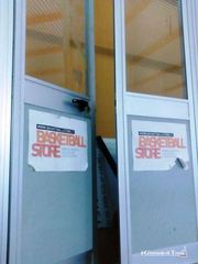 Furto con scasso al palazzetto di Trani: forzature e danni per rubare due casse acustiche