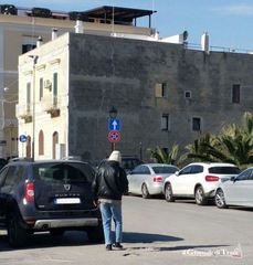 «L'appalto è scaduto, garantiamo noi». Trani, così gli abusivi dettano le loro regole del parcheggio a pagamento