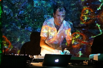 È Cosmopolis il nuovo album di «Deckard» Massara. Da Trani a Londra, la «global electronic» torna a prendere il volo