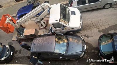 Trani, mezzo dell'Amet rimane bloccato in via De Roggiero