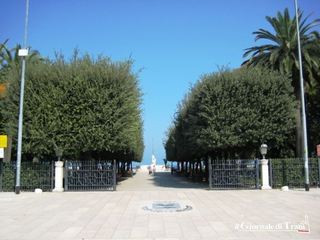 Il custode apre un'ora prima e scatta l'allarme: villa di Trani chiusa per tre ore. Rinviato per maltempo il Concerto di primavera