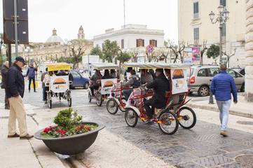 Referendum, il fronte del «sì» pedala anche sui risciò. Manifestazione degli Studenti democratici di Trani