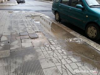 Tra parcheggi e pavimentazione disconnessa il pericolo corre sui marciapiedi di Trani