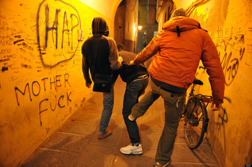 Bullismo in una scuola di Trani: la Polizia arresta un 16enne, indagato un altro minore