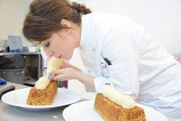 Oggi, nelle scuole di Anice verde di Trani, Rita Busalacchi e la sua pasticceria d’autore