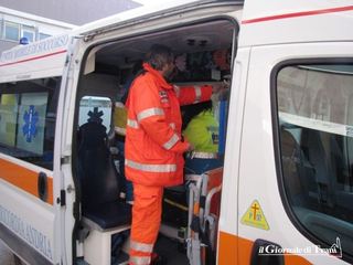 Pietre sull'ambulanza in transito nella notte a Trani: solo tanto spavento
