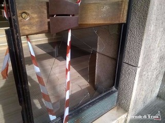 Nella notte brava dei balordi a Trani finisce anche il portone di uno stabile in via Istria: vetro in frantumi
