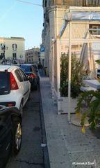 Porto di Trani, dehor ad un passo dalla strada: sul marciapiede non c'è più spazio per i pedoni